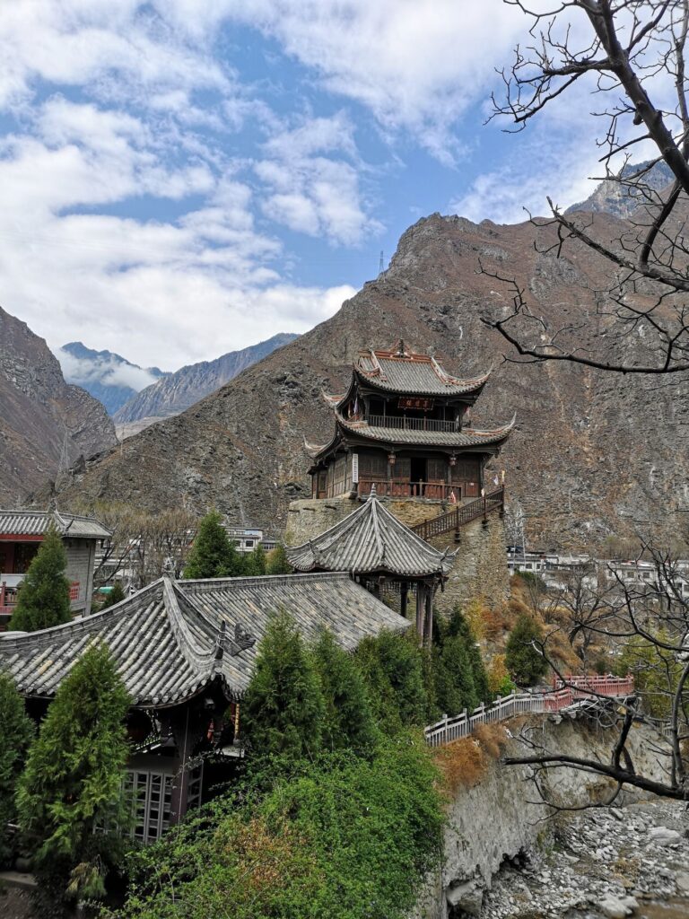 Experience Authentic Tibetan Life in Aba Choubianlou, Sichuan