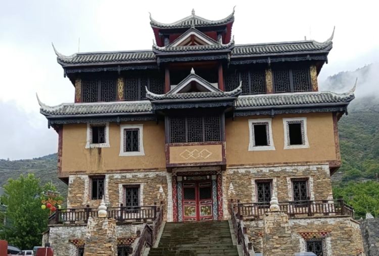 A scenic view of Aba Wori Tusi Guanzhai Jinglou Yu Diao