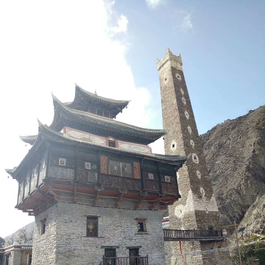 A scenic view of Aba Wori Tusi Guanzhai Jinglou Yu Diao