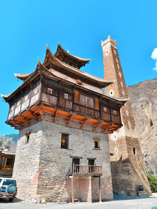 A scenic view of Aba Wori Tusi Guanzhai Jinglou Yu Diao