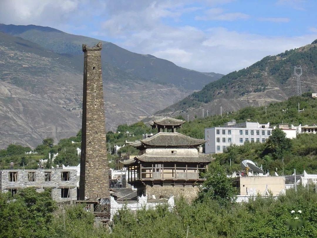 A scenic view of Aba Wori Tusi Guanzhai Jinglou Yu Diao