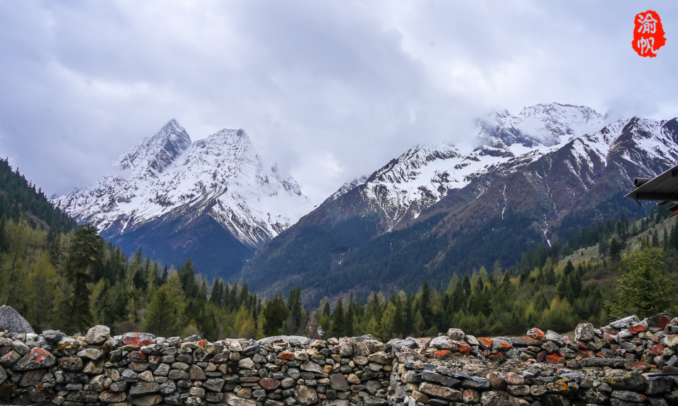 A scenic view of Aba Yingpanshan Jiangweicheng Yizhi