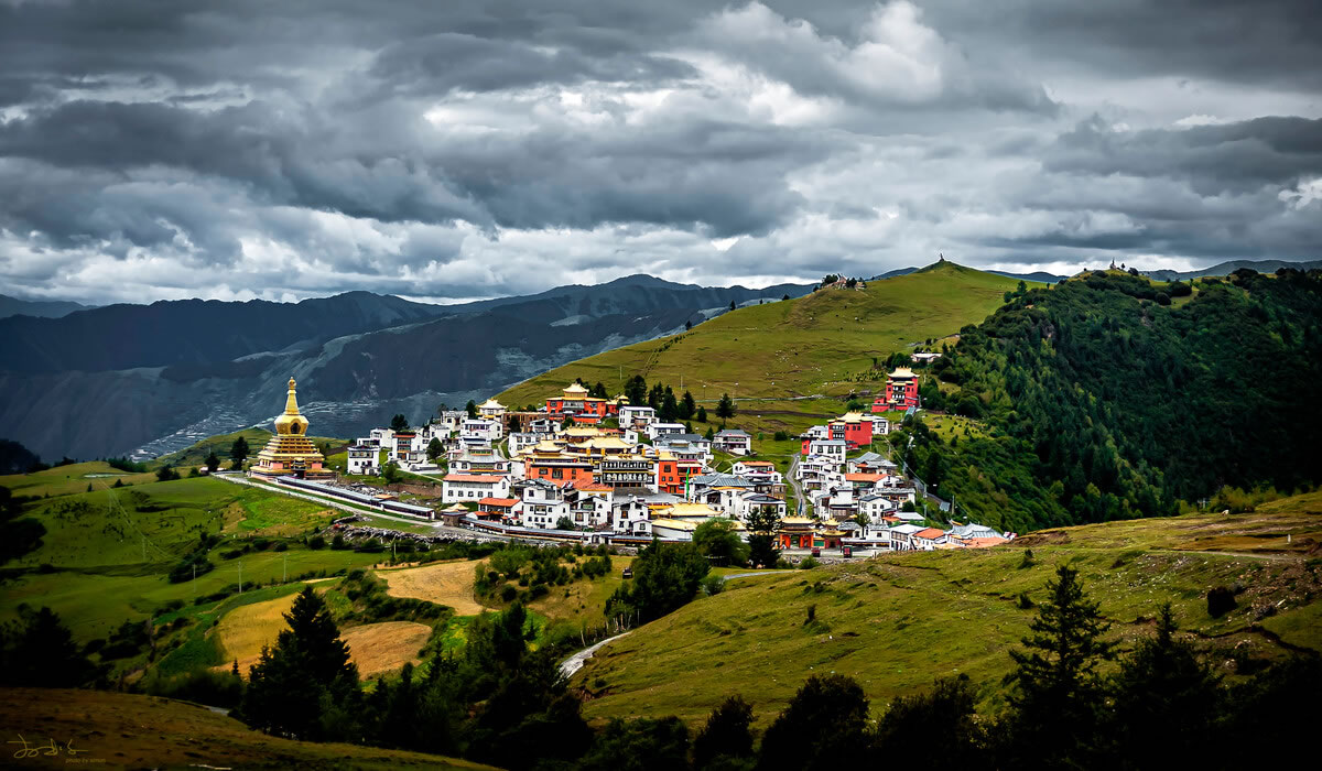 A scenic view of Aba Yingpanshan Jiangweicheng Yizhi