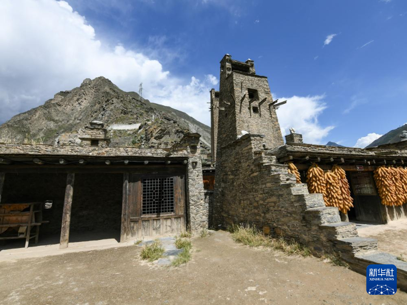 A scenic view of Aba Zhibo Diaolou