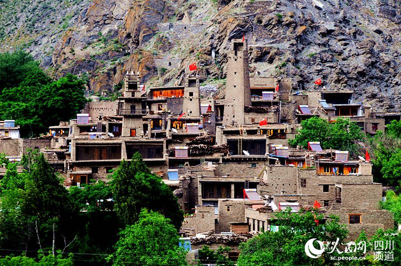 A scenic view of Aba Zhibo Diaolou