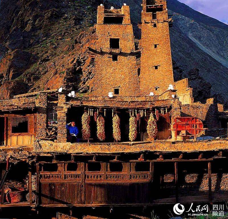 A scenic view of Aba Zhibo Diaolou