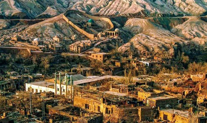 A scenic view of Aksu Molana Eshiding Mazha