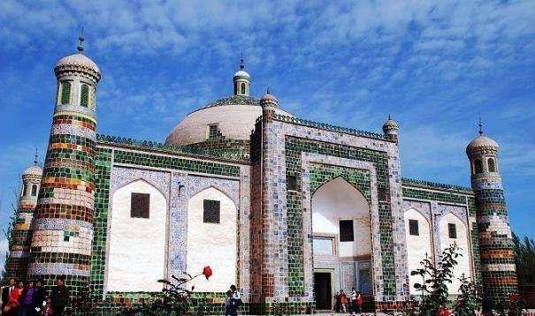 A scenic view of Aksu Molana Eshiding Mazha