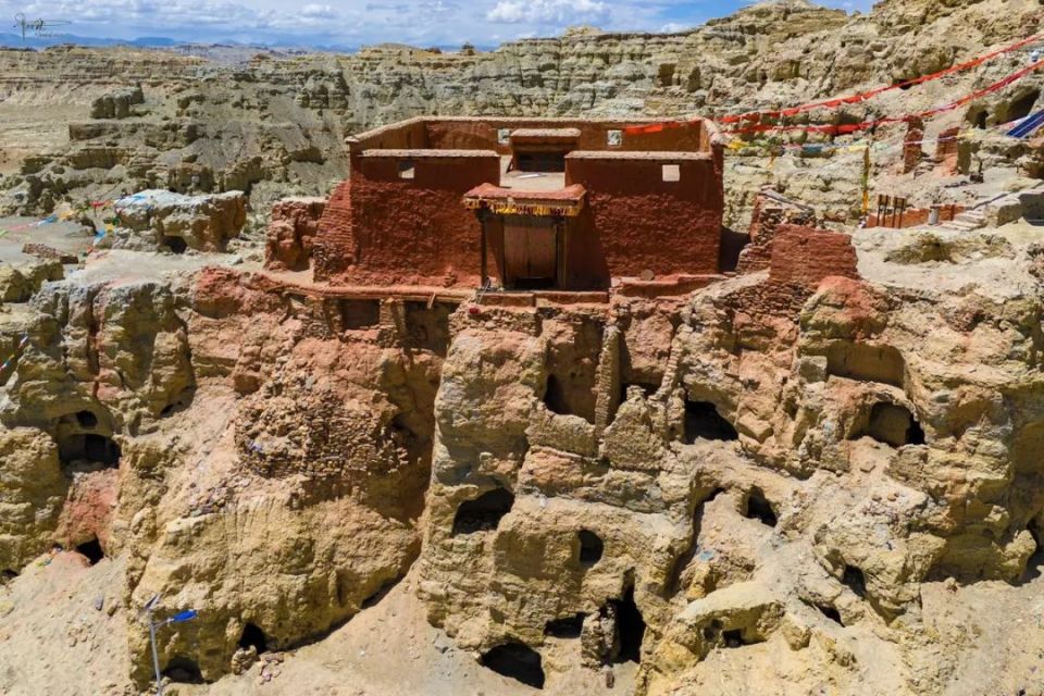 A scenic view of Ali Piyang He Dongga Yizhi