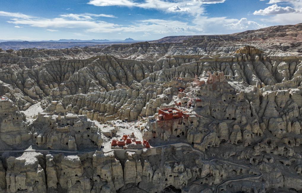 A scenic view of Ali Piyang He Dongga Yizhi