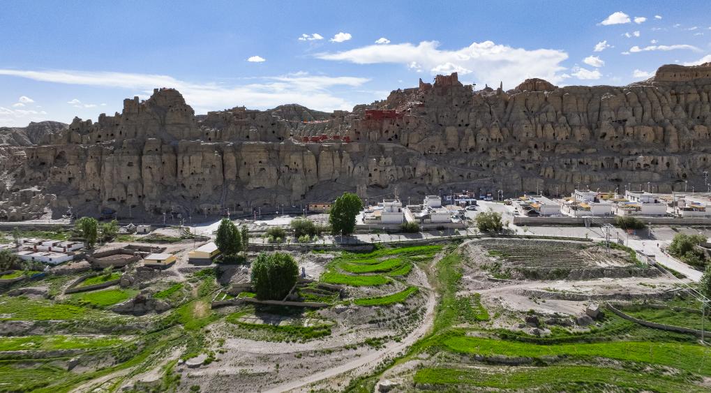 A scenic view of Ali Piyang He Dongga Yizhi