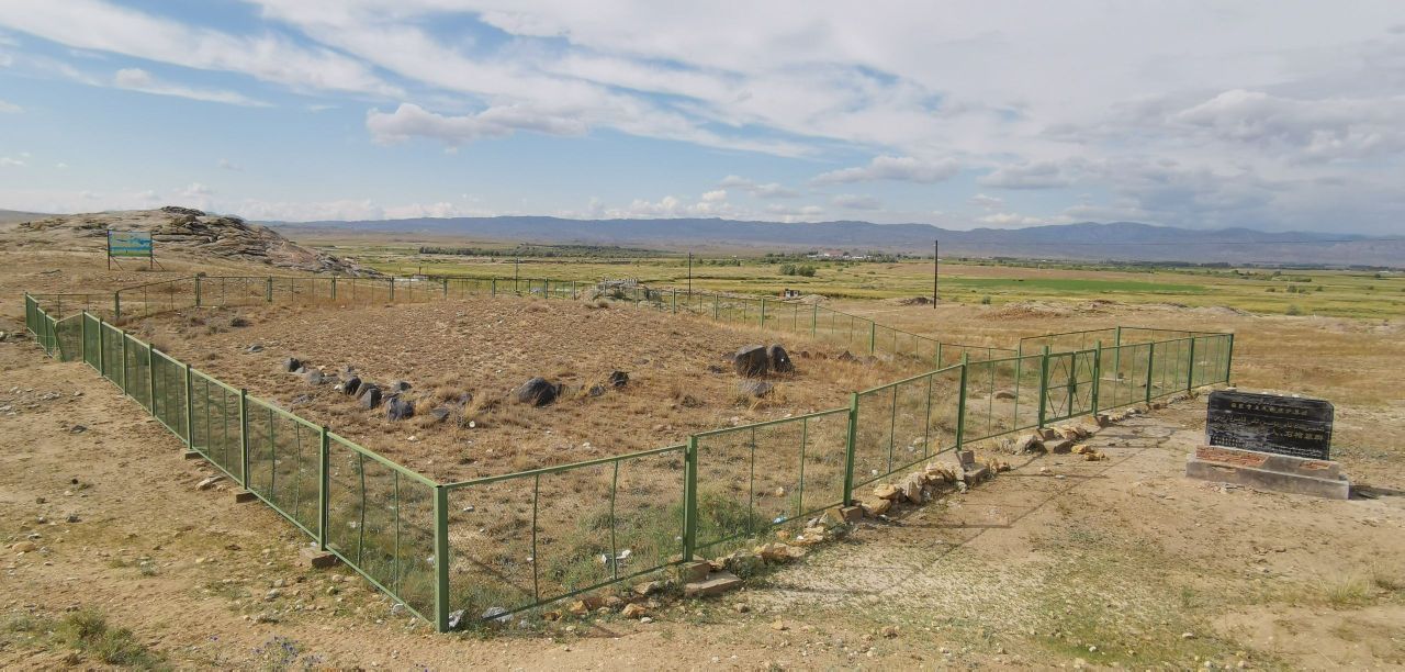 A scenic view of Altay Qiemuerqieke Shiren Ji Shiguan Muqun