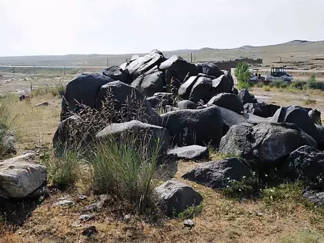 A scenic view of Altay Qiemuerqieke Shiren Ji Shiguan Muqun