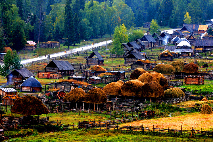 A scenic view of Altay Sanhai Zi Muzang Ji Lushi