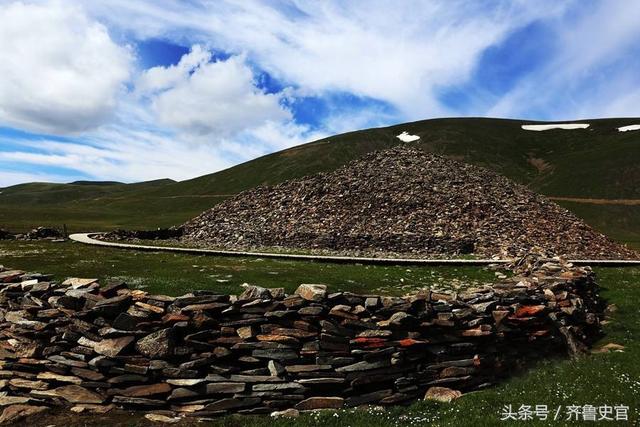 A scenic view of Altay Sanhai Zi Muzang Ji Lushi