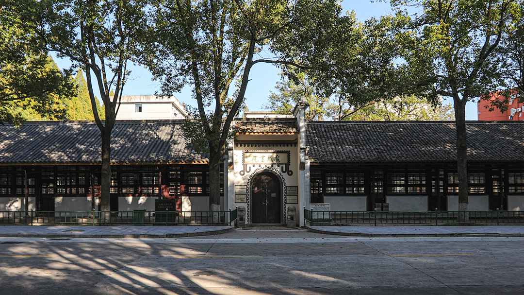 A scenic view of Anqing Anhui Daxue Honglou Ji Jingfu Shuyuan Jiuzhi