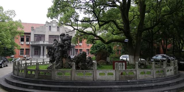 A scenic view of Anqing Anhui Daxue Honglou Ji Jingfu Shuyuan Jiuzhi