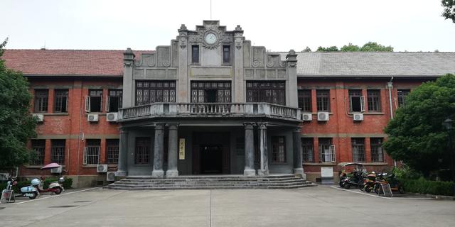 A scenic view of Anqing Anhui Daxue Honglou Ji Jingfu Shuyuan Jiuzhi