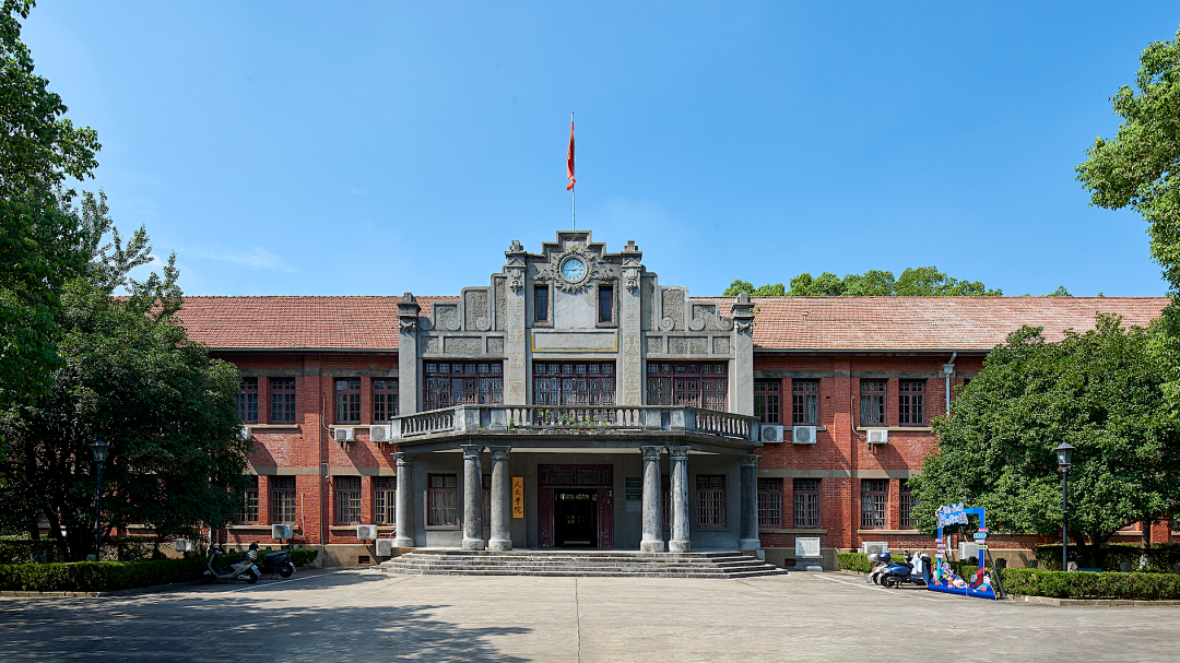 A scenic view of Anqing Anhui Daxue Honglou Ji Jingfu Shuyuan Jiuzhi