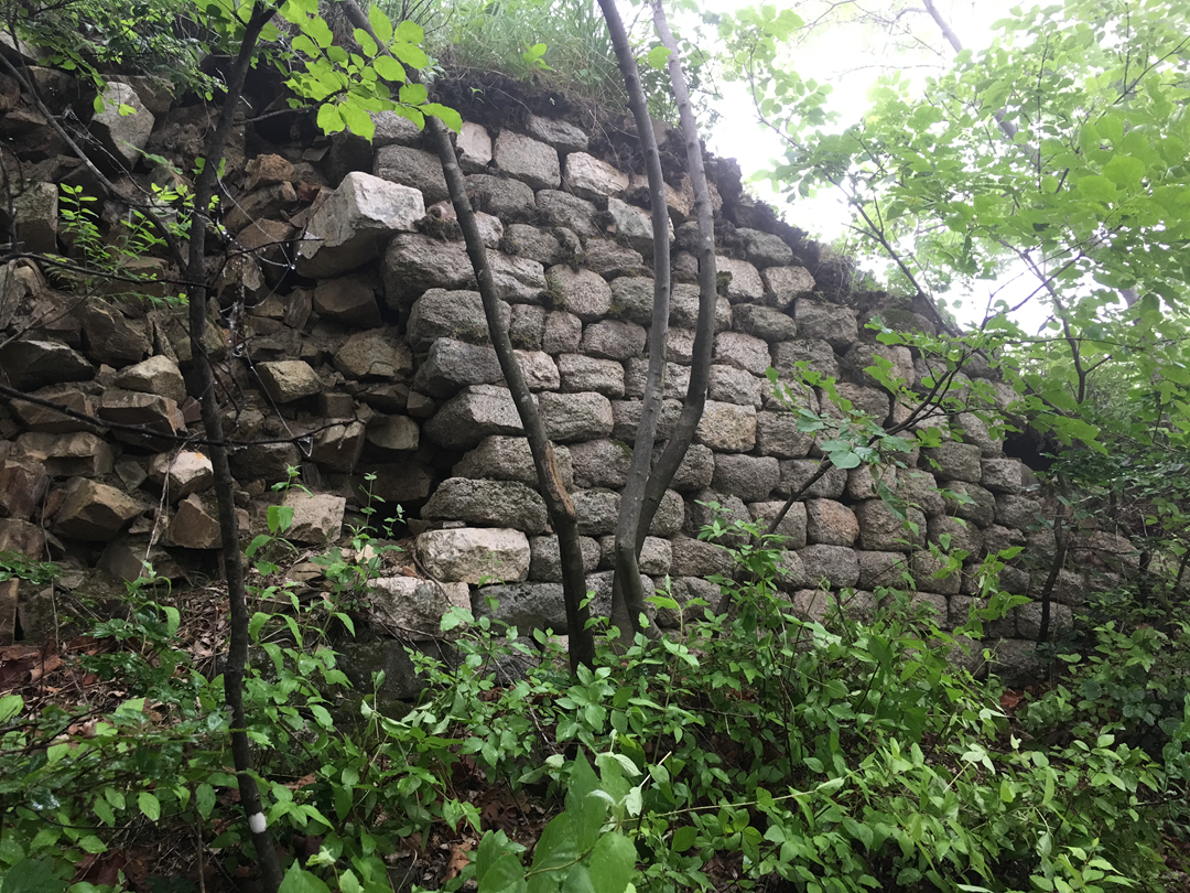 A scenic view of Anshan Wolongshan Shancheng Yizhi