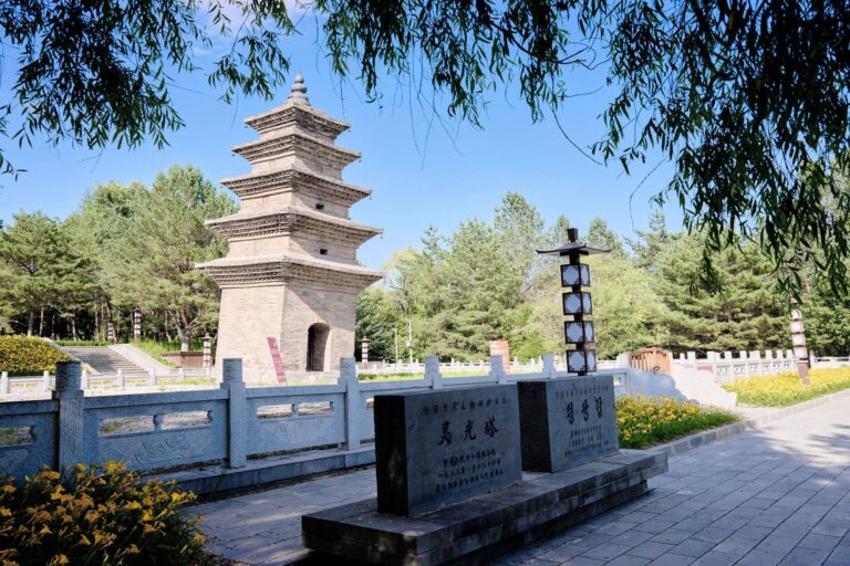 Top 5 Reasons to Visit Baishan Lingguangta: Nature, Culture, and More