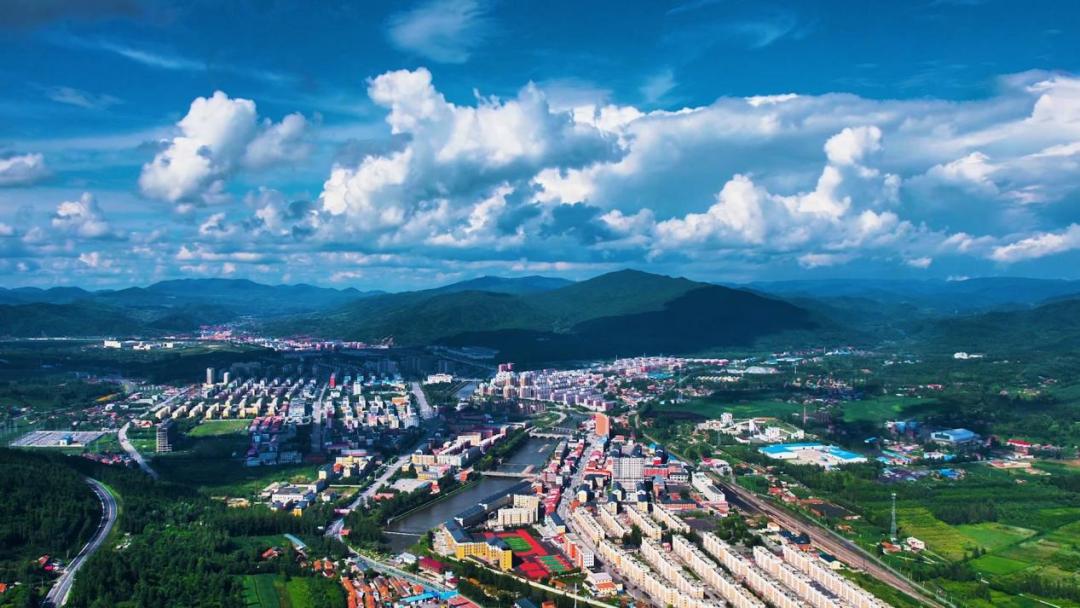 A scenic view of Baishan Shiren Xuelei Shan Sinan Kuanggong Jiniandi