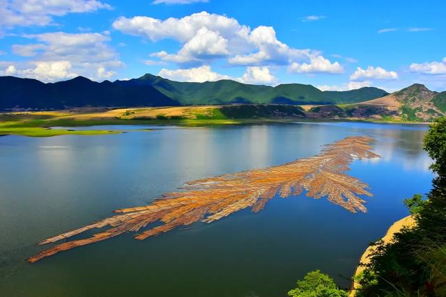 A scenic view of Baishan Yalujiang Shangyou Jishi Muqun