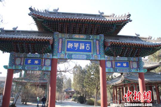 A scenic view of Baoding Ancient Lotus Pond