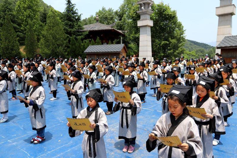 A scenic view of Baoding Longxing Guan Daodejing Pillar