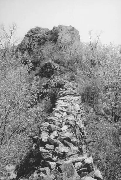 A scenic view of Baotou Aolunsumuchengyizhi