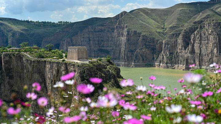 A scenic view of Baotou Machichengzhihezhaowanmuqun