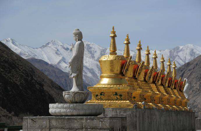 A scenic view of Bayingolin Baluntai Huangmiao Gujianzhuqun