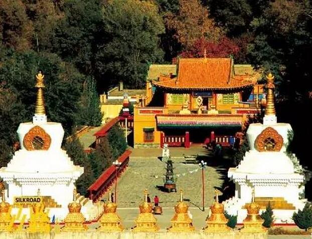 A scenic view of Bayingolin Baluntai Huangmiao Gujianzhuqun