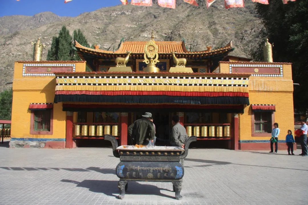 A scenic view of Bayingolin Baluntai Huangmiao Gujianzhuqun