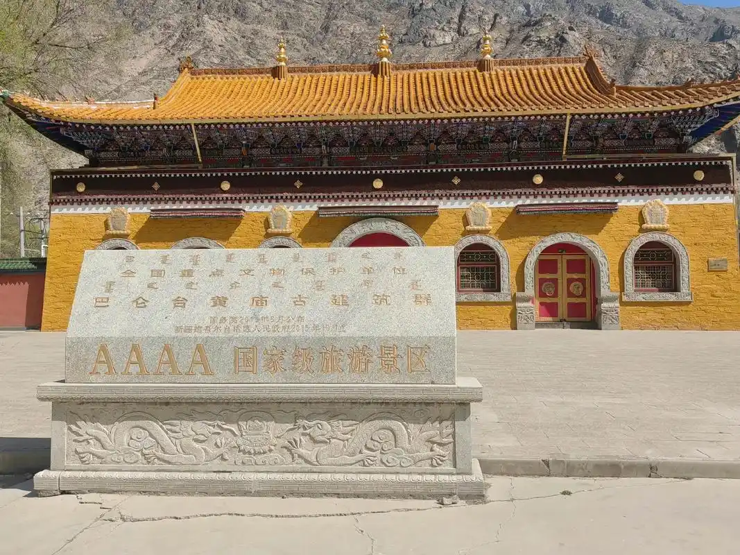 A scenic view of Bayingolin Baluntai Huangmiao Gujianzhuqun
