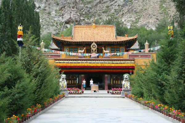 A scenic view of Bayingolin Baluntai Huangmiao Gujianzhuqun