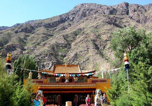 A scenic view of Bayingolin Baluntai Huangmiao Gujianzhuqun