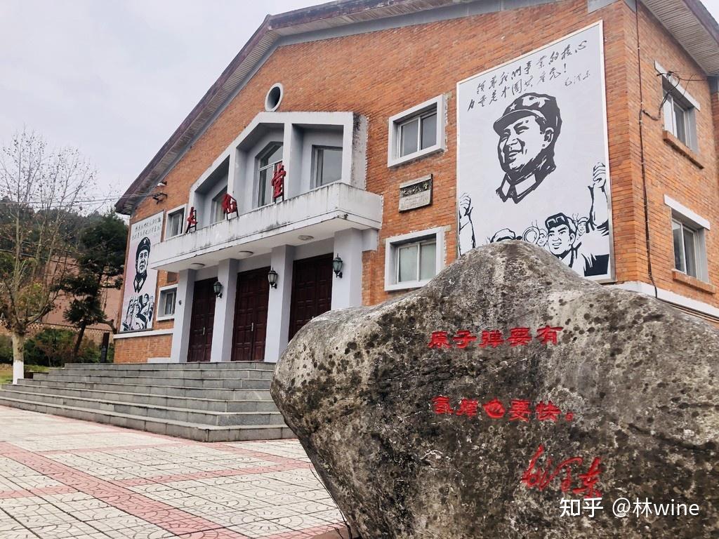 A scenic view of Bayingolin Hongshan Hewuqi Shibao Zhihuizhongxin Jiuzhi