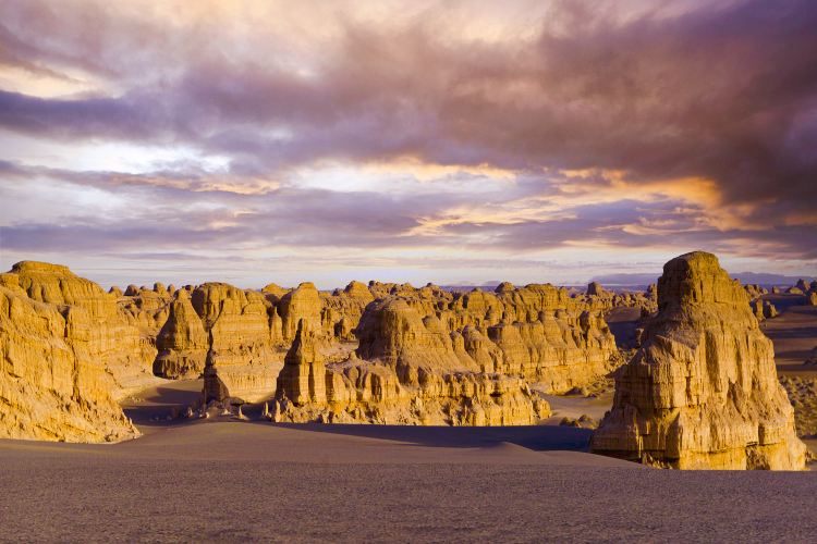 A scenic view of Bayingolin Loulan Gucheng Yizhi