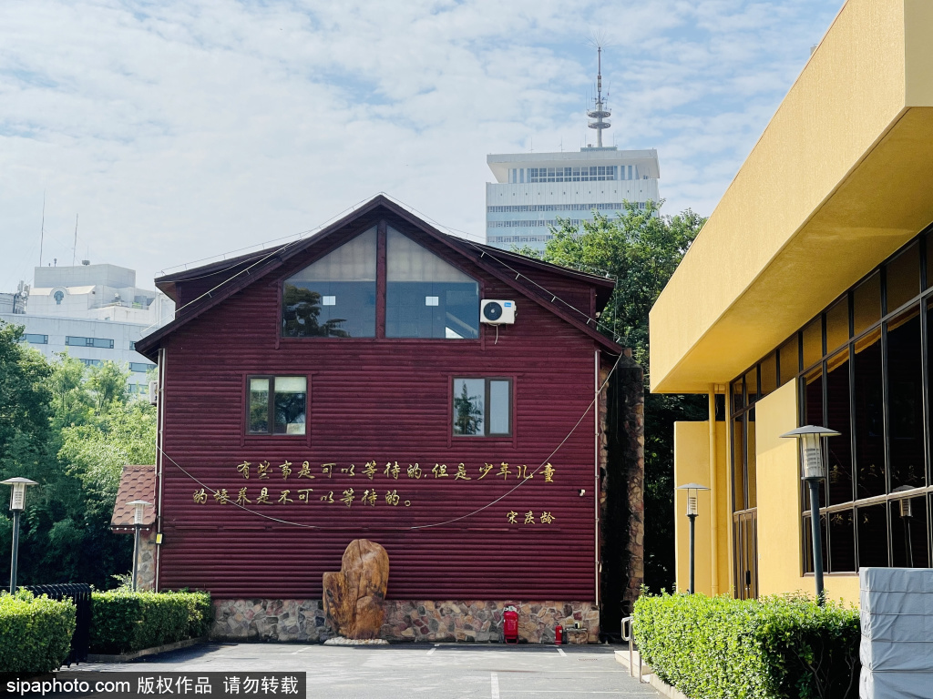 A scenic view of Beijing Haidian Songqingling Ertong Kexue Jishuguan