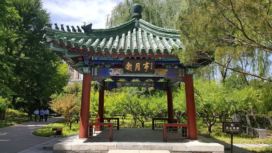 A scenic view of Beijing Xicheng Yuetan