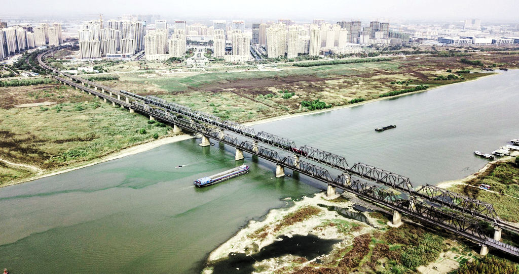 A scenic view of Bengbu Jinpu Tielu Huaihe Datieqiao