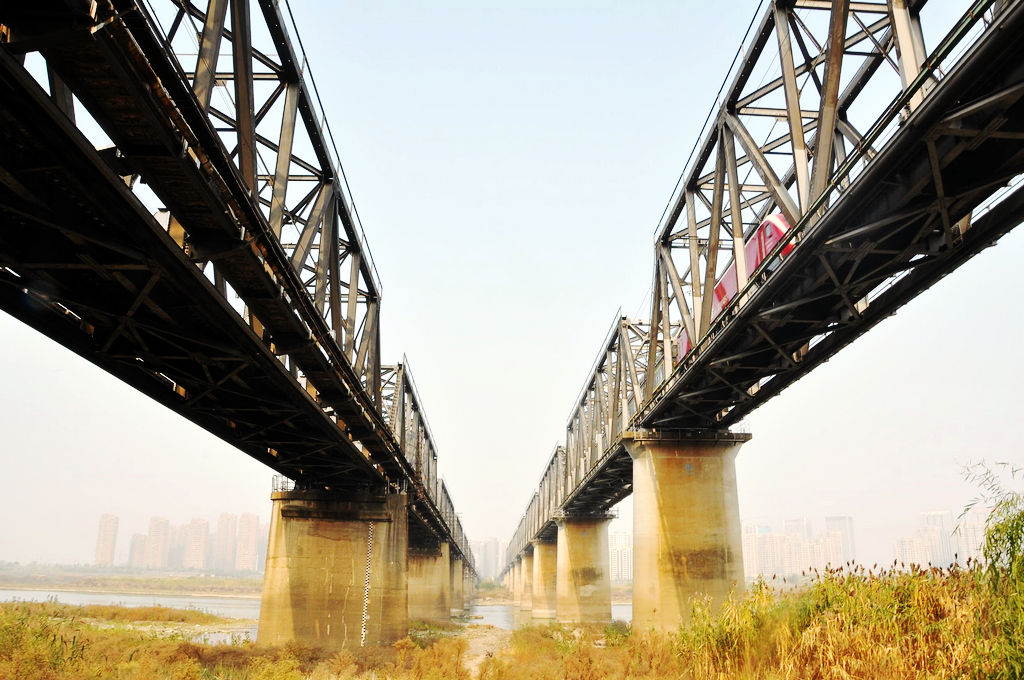 A scenic view of Bengbu Jinpu Tielu Huaihe Datieqiao