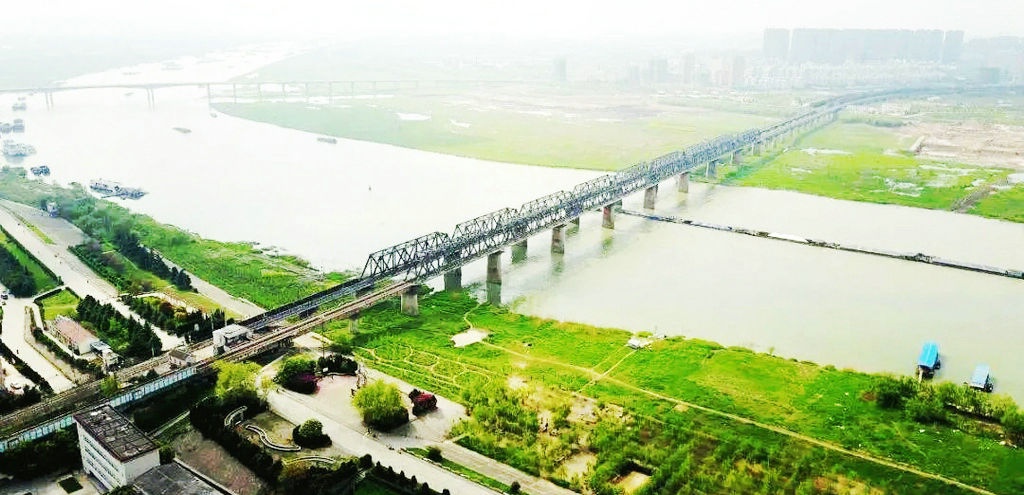 A scenic view of Bengbu Jinpu Tielu Huaihe Datieqiao