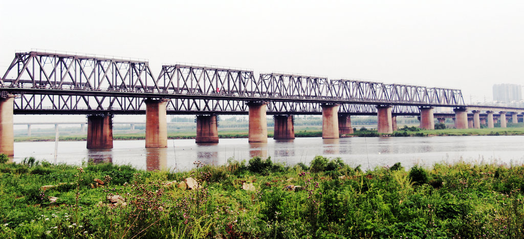 A scenic view of Bengbu Jinpu Tielu Huaihe Datieqiao