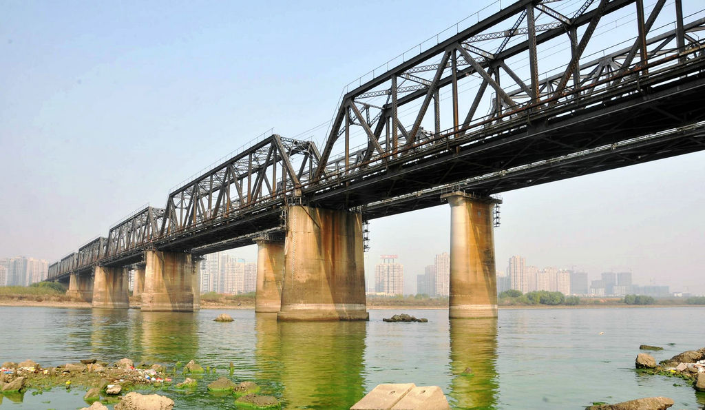 A scenic view of Bengbu Jinpu Tielu Huaihe Datieqiao