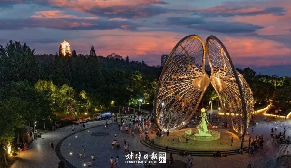 A scenic view of Bengbu Shuangdun Chunqiu Mu