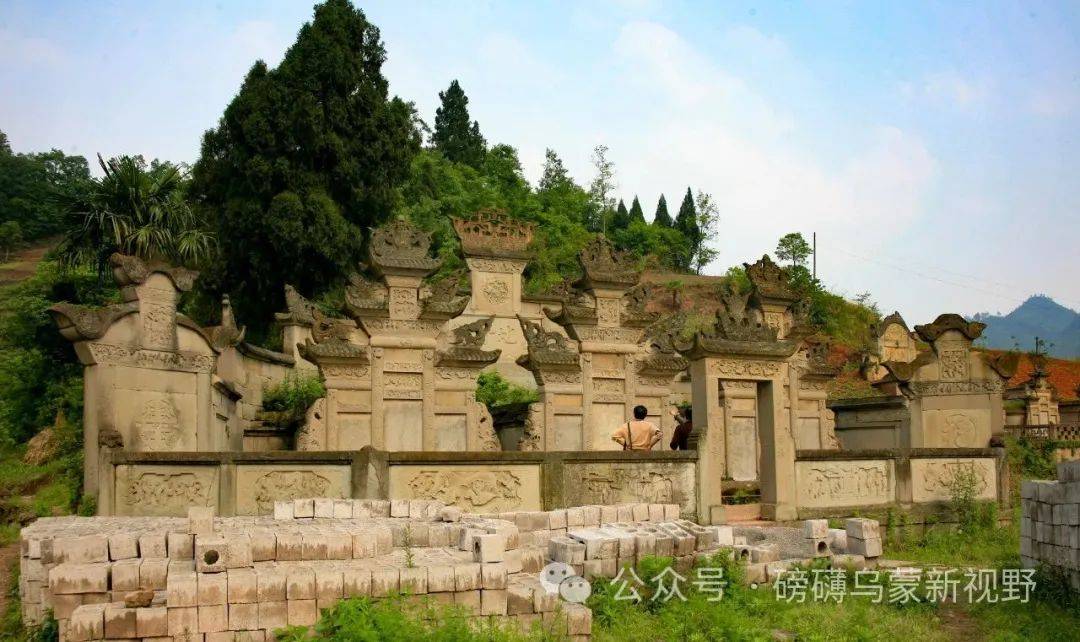 A scenic view of Bijie Aoshi Luoshi Muqun Shike