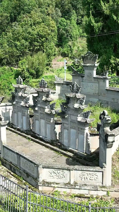 A scenic view of Bijie Aoshi Luoshi Muqun Shike