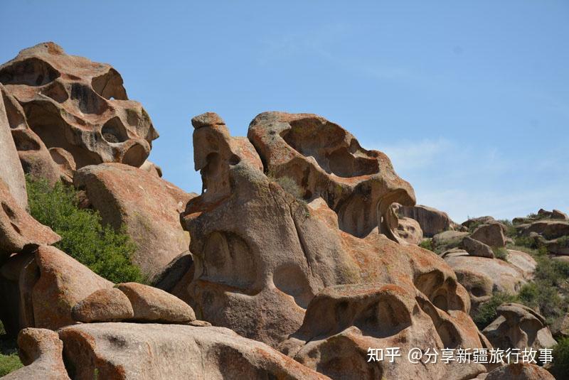 A scenic view of Bortala Adunqiaolu Shishan Gumuqun Ji Yanhuaqun